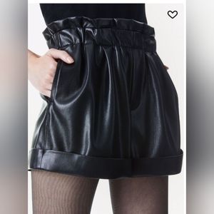 Alice + Olivia Reagan black vegan leather paperbag pull up shorts size large